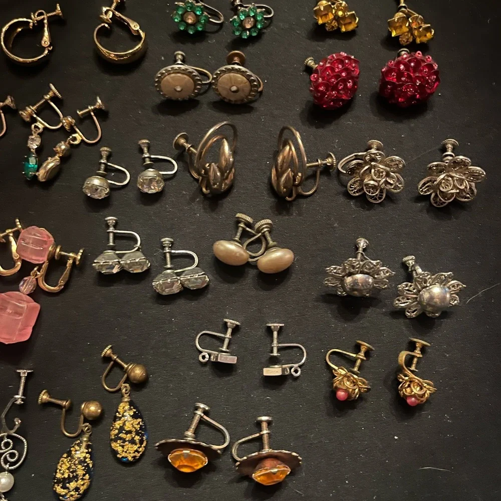 Vintage Lot of 24 Pairs of Screwback Earrings - Picture 4 of 4